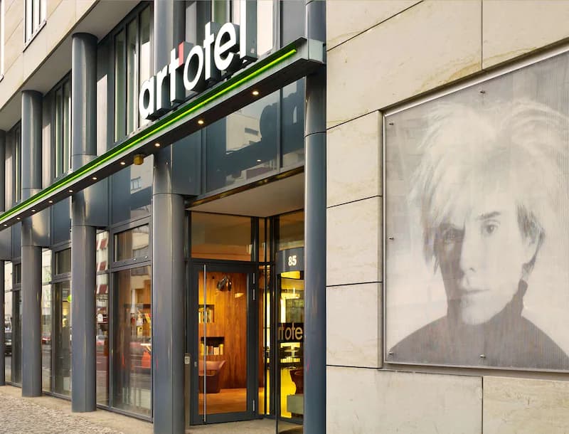 Park Plaza - Image 1